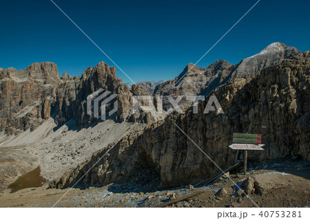 autumn in riffugio lagazuoi, italien dolomites 40753281