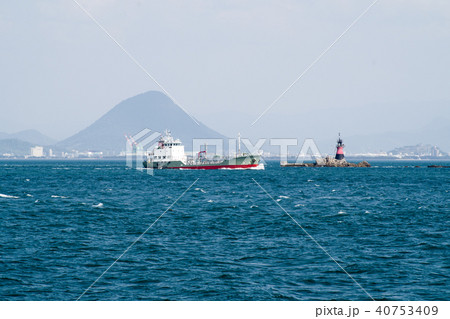瀬戸内海を航行する船と讃岐富士の景色 40753409