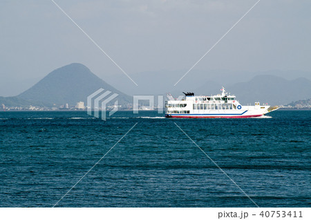 瀬戸内海を航行する船と讃岐富士の景色 瀬戸内海を航行する船と讃岐富士の景色 40753411