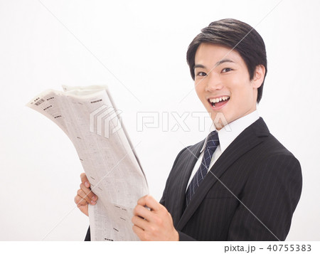 新聞の株式欄を見て笑うビジネスマン 40755383