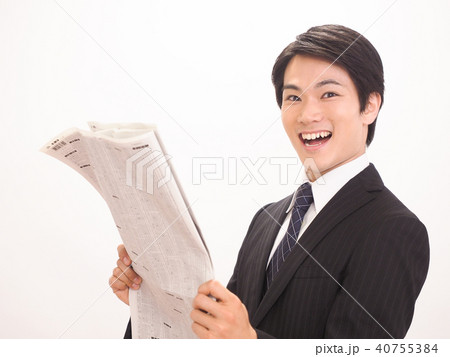 新聞の株式欄を見て笑うビジネスマン 40755384