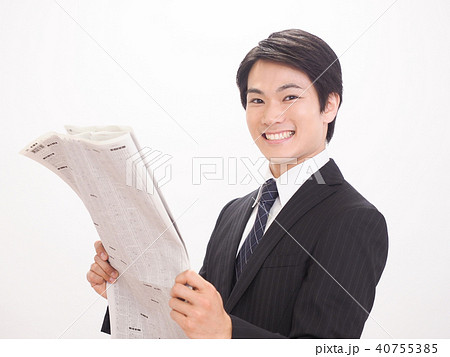 新聞の株式欄を見て笑うビジネスマン 40755385