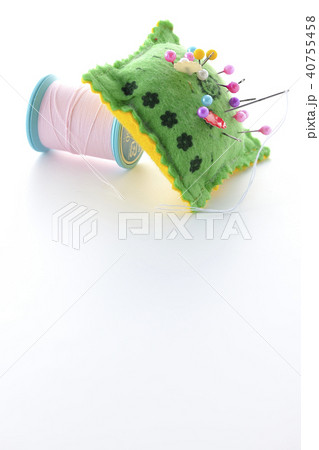 ピンクッションと縫い糸 40755458