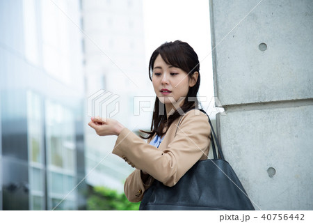 ビジネス 女性 雨 ビジネス 女性 雨 40756442