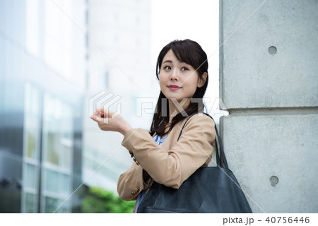 ビジネス 女性 雨 ビジネス 女性 雨 40756446
