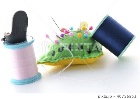 ピンクッションと縫い糸と指貫 ピンクッションと縫い糸と指貫 40756853