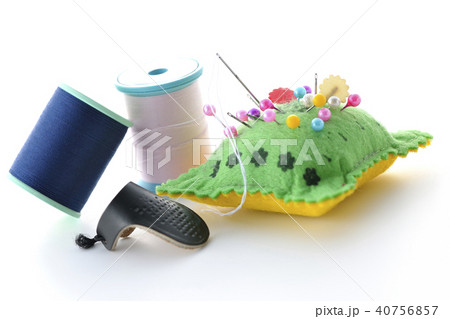 ピンクッションと縫い糸と指貫 40756857