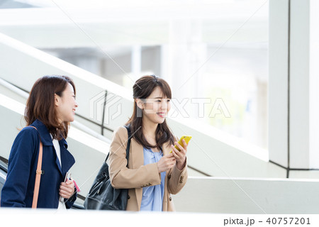 ビジネス 女性 2人 ビジネス 女性 2人 40757201