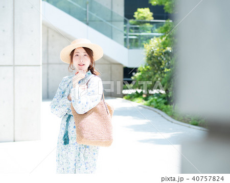 お出かけ　女性 40757824