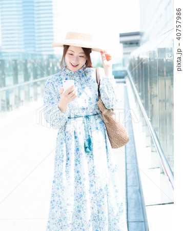 お出かけ　女性 40757986