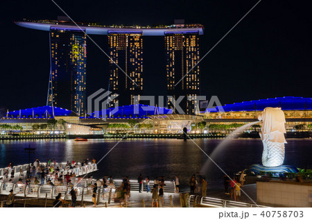 マリーナベイ サンズを望むマーライオン シンガポール の写真素材