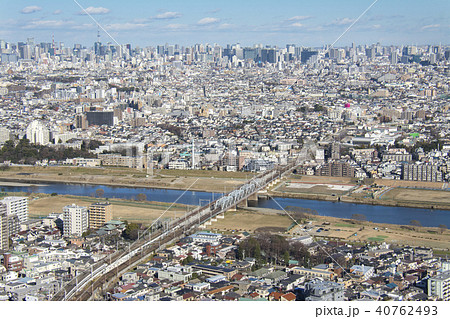 武蔵小杉からの多摩川と新幹線 大田区田園調布方面を望むの写真素材