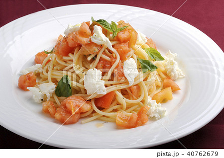 トマトとモッツァレラチーズとバジルのパスタ 40762679