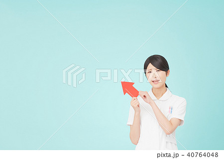 看護師　矢印指し 40764048
