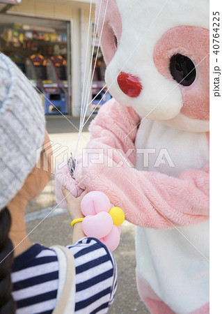 遊園地で着ぐるみと握手をする子供 遊園地で着ぐるみと握手をする子供 40764225