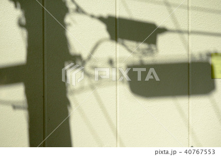 電線や電柱の影が写る壁 電線や電柱の影が写る壁 40767553