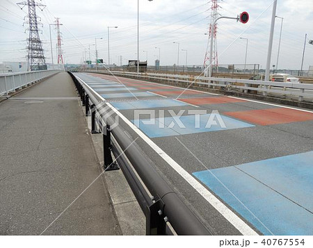 埼玉県幸魂大橋の色分けされた走行車線 40767554