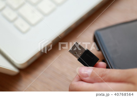 データ (ノートパソコン PC HDD バックアップ ミラーリング 女性 人物 個人情報 記憶媒体) 40768564