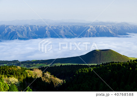 草千里展望からのぞむ米塚と雲海の阿蘇谷 40768588
