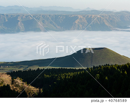阿蘇草千里展望から見る米塚と雲海阿蘇谷 40768589