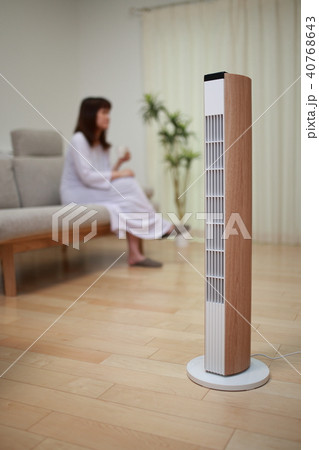 扇風機 (タワーファン ライフスタイル 日常 真夏 涼しい 暑い 電化製品 太陽光発電 リビング) 40768643