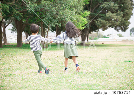 手をつないで歩く子供 40768714