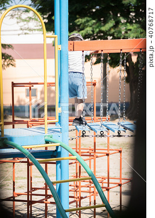 公園で遊ぶ男の子 公園で遊ぶ男の子 40768717