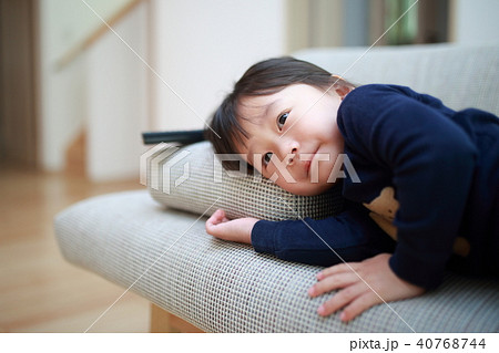 子供 (日常 ライフスタイル くつろぐ リラックス マンション 一軒家 一戸建て 育児 子育て) 子供 (日常 ライフスタイル くつろぐ リラックス マンション 一軒家 一戸建て 育児 子育て) 40768744