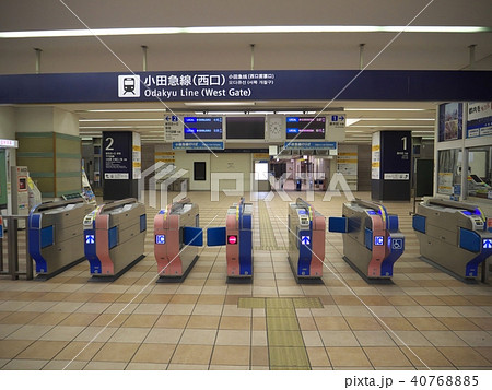 早朝の小田急多摩センター駅改札口の写真素材