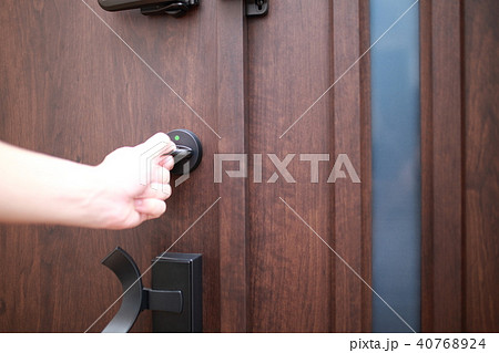 施錠 (かぎ カギ 玄関 出入り口 手 ボディパーツ 顔なし 一軒家 一戸建て マンション 扉) 40768924