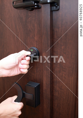 施錠 (かぎ カギ 玄関 出入り口 手 ボディパーツ 顔なし 一軒家 一戸建て マンション 扉) 施錠 (かぎ カギ 玄関 出入り口 手 ボディパーツ 顔なし 一軒家 一戸建て マンション 扉) 40768925