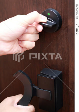 施錠 (かぎ カギ 玄関 出入り口 手 ボディパーツ 顔なし 一軒家 一戸建て マンション 扉) 施錠 (かぎ カギ 玄関 出入り口 手 ボディパーツ 顔なし 一軒家 一戸建て マンション 扉) 40768926