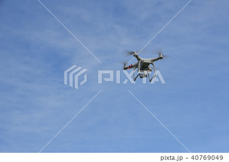 ホバリングするドローン「ファントム3 スタンダード」(朝霧高原/静岡県富士宮市) ホバリングするドローン「ファントム3 スタンダード」(朝霧高原/静岡県富士宮市) 40769049