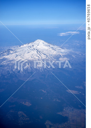 飛行機の窓から　鳥海山 40769658