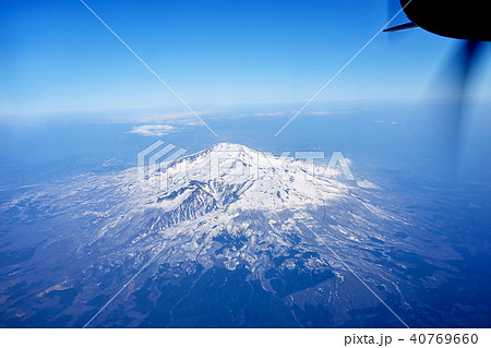 飛行機の窓から 鳥海山の写真素材