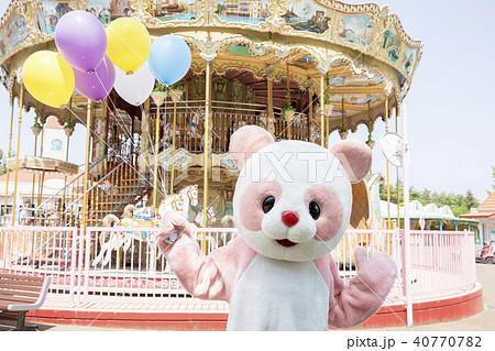 遊園地 着ぐるみ パンダ かわいい 風船の写真素材