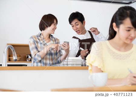 レシピ動画を見ながら料理をする夫 40771123