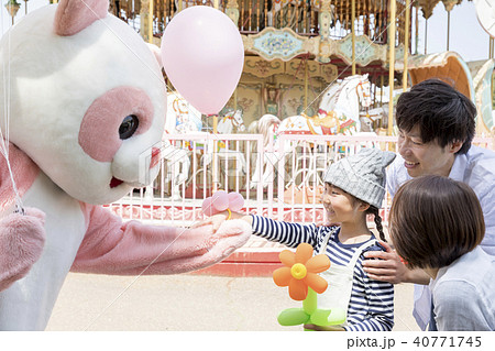 遊園地で着ぐるみと握手をする子供 40771745