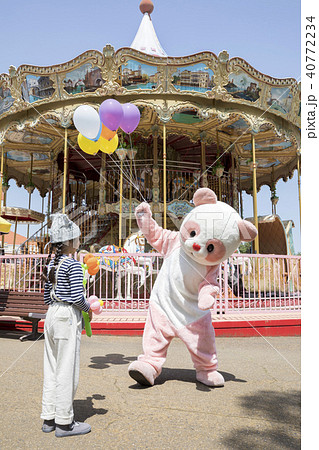 遊園地 着ぐるみと子供 挨拶 リアクションの写真素材