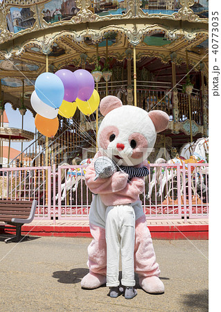 遊園地 着ぐるみと子供 ハグ 抱きしめるの写真素材