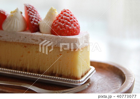 イチゴと生クリームでデコしたクッキーボトムのベイクドチーズケーキ イチゴと生クリームでデコしたクッキーボトムのベイクドチーズケーキ 40773077