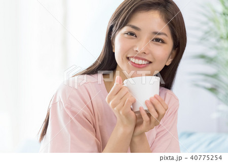 飲み物を飲む女性 40775254