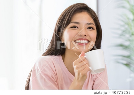 飲み物を飲む女性の写真素材
