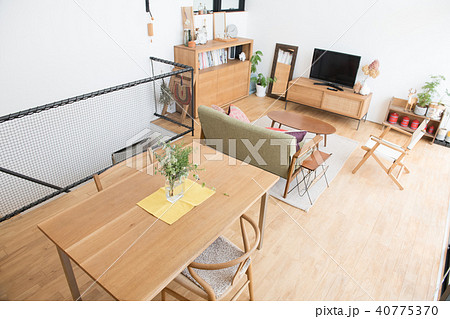 明るいフローリングの部屋 リビングダイニング 40775370
