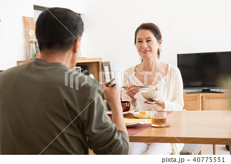 朝食を食べる日本人ミドル夫婦 朝食を食べる日本人ミドル夫婦 40775551