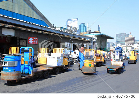 築地市場内を走るターレットトラック　中央区 40775700