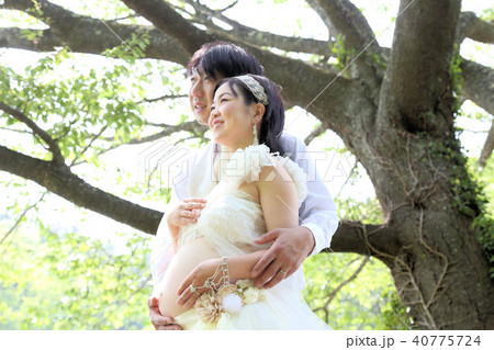 マタニティーフォト自然の中の妊婦さんと旦那さま 40775724