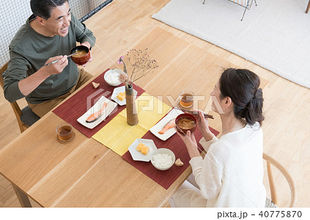 ダイニングテーブルで朝食を食べる日本人ミドル夫婦 40775870