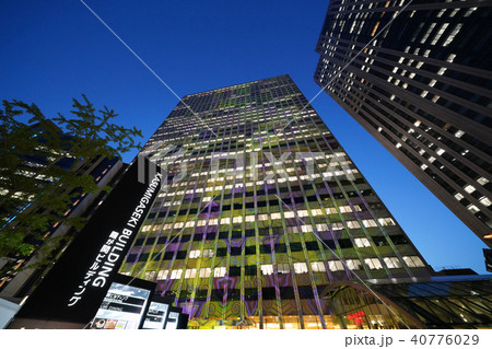 日本の東京都市景観　ライトアップされた霞が関ビルや中央合同庁舎第7号館などを望む 40776029