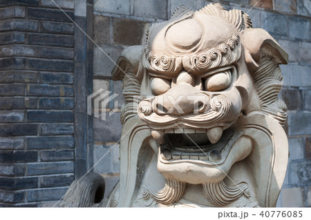 Lion stone statue head in the sun Lion stone statue head in the sun 40776085